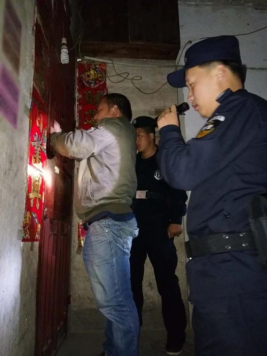 台州粗心妈妈误将幼女锁家中 